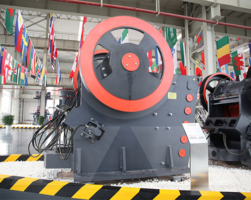 客戶來廠參觀 歐版顎式破碎機展廳圖